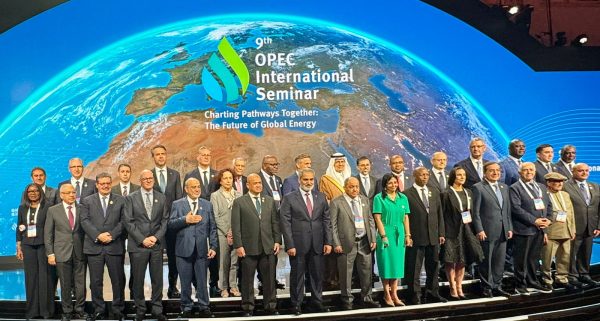 وزير البترول يشارك في اجتماع 