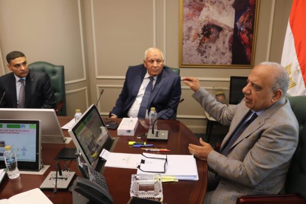 وزير الكهرباء يبحث مع محافظ الوادي الجديد خطة التنمية بالمحافظة وسبل دعم وتعزيز الشبكة وتأمين التغذية الكهربائية اللازمة