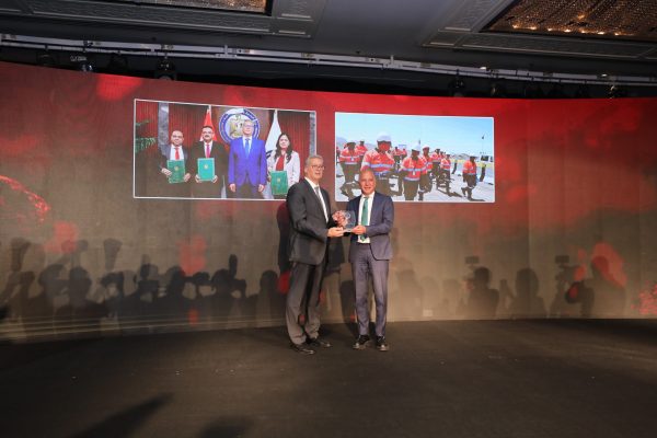 تكريم المهندس أحمد السويدى رئيس مجموعة السويدى اليكتريك فى منتدى مصر للتعدين الرابع 