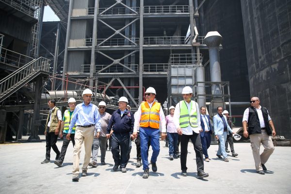 وزير قطاع الأعمال العام يتفقد ميدانيا أعمال إعادة إحياء وتشغيل مصنع بلوكات الأنود بالعين السخنة