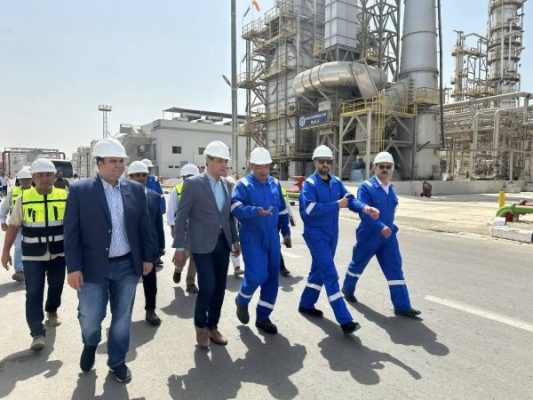 محافظ السويس يزور شركة النصر للبترول ويشيد بجهودها في التطوير وخدمة المجتمع