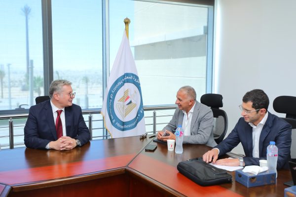 وزير البترول يبحث مع 