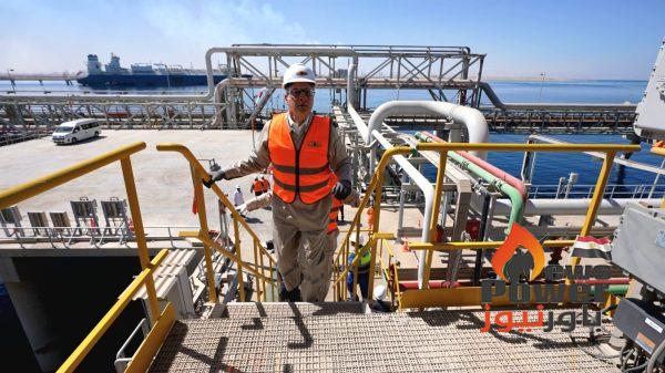 المهندس كريم بدوي وزير البترول والثروة المعدنية يتفقد سفينتي استقبال الغاز الطبيعي بالعين السخنة