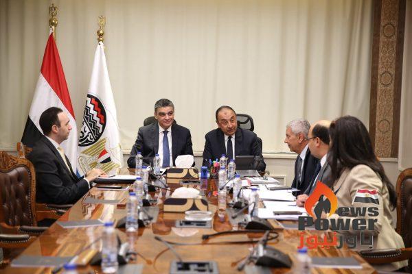 وزير قطاع الأعمال العام يبحث مع رئيس هيئة الشراء الموحد تعزيز التعاون في قطاع الأدوية والمستلزمات الطبية