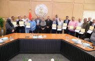 وزير الكهرباء يسلّم عدد من العاملين المتميزين بشركات الكهرباء شهادات تقدير ورحلات عمرة مجانية.