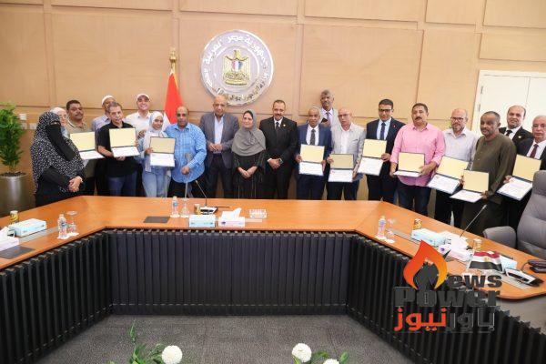 وزير الكهرباء يسلّم عدد من العاملين المتميزين بشركات الكهرباء شهادات تقدير ورحلات عمرة مجانية.