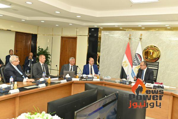 وزير قطاع الاعمال يترأس الجمعية العامة للقابضة للأدوية لاعتماد موازنة 