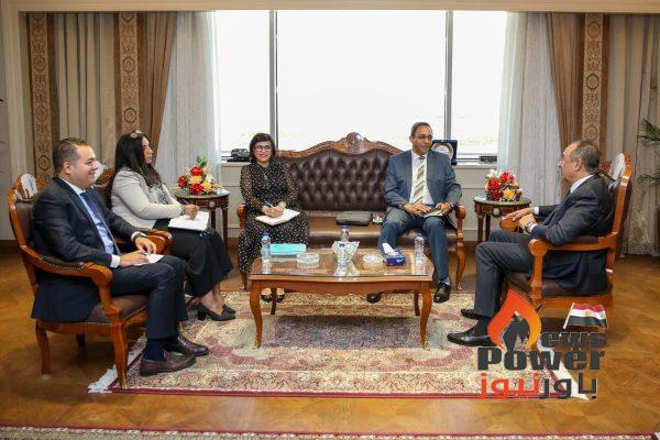 وزير قطاع الأعمال يبحث مع محافظ قنا تعزيز التعاون ومشروعات تنموية واستثمارية بجنوب الصعيد