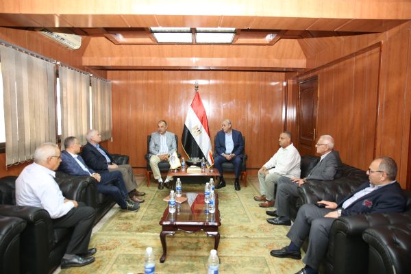 في مستهل زيارته لشركة طنطا للكتان والزيوت.. وزير قطاع الأعمال العام يلتقي محافظ الغربية وأعضاء مجلس النواب