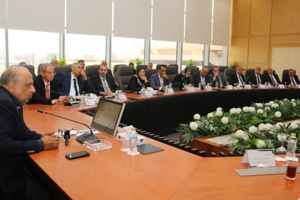 وزير الكهرباء يجتمع برؤساء شركات القطاع ويوجه بالاستمرار في تنفيذ خطة مواجهة الأحمال وضمان استقرار التغذية وتأمين الشبكة الموحدة