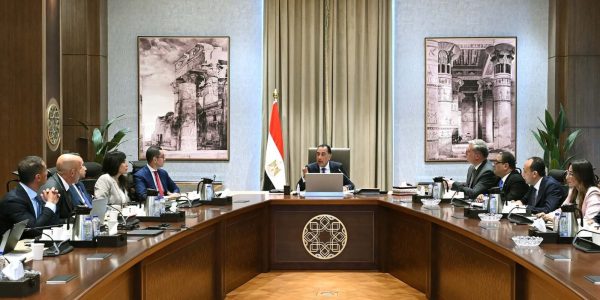 رئيس الوزراء يستعرض مشروعًا لاستغلال مواقع خام الرمال الكاولينية وتعظيم القيمة المضافة منها