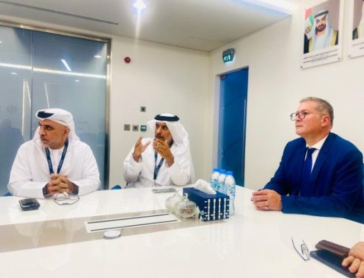 وزير البترول يبحث مع 