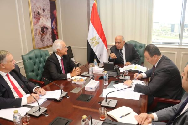 وزير الكهرباء يبحث مع رئيس مجموعة 