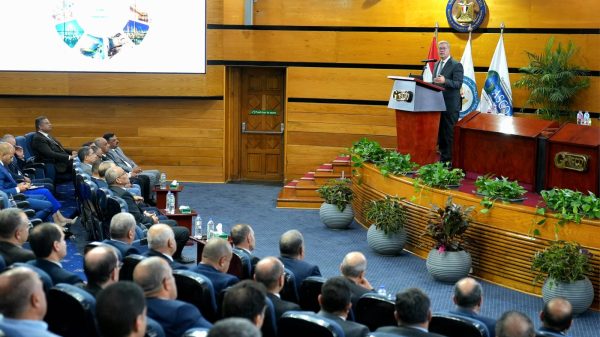 وزير البترول يعقد اللقاء الدوري مع القيادات ورؤساء الشركات ويوجه رسائل حاسمة