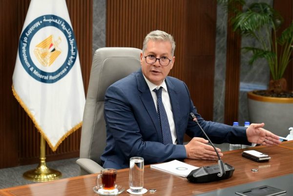 غدًا.. وزير البترول يتفقد شركتي السويس والنصر للبترول