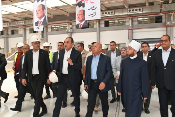 بالصور .. وزراء الصناعة والنقل وقطاع الأعمال العام والعمل والأوقاف يتفقدون مصانع شركة النصر للسيارات بحلوان