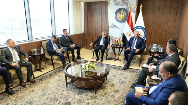 وزير البترول يبحث مع سفير تشيلي ومسؤولي 