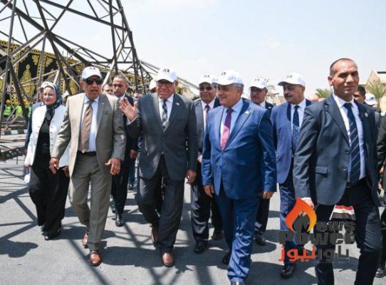 وزير الكهرباء والطاقة المتجددة ورئيس الهيئة العربية للتصنيع، يشهدان افتتاح خط إنتاج أبراج كهرباء الجهد العالي والفائق بمصنع الطائرات.