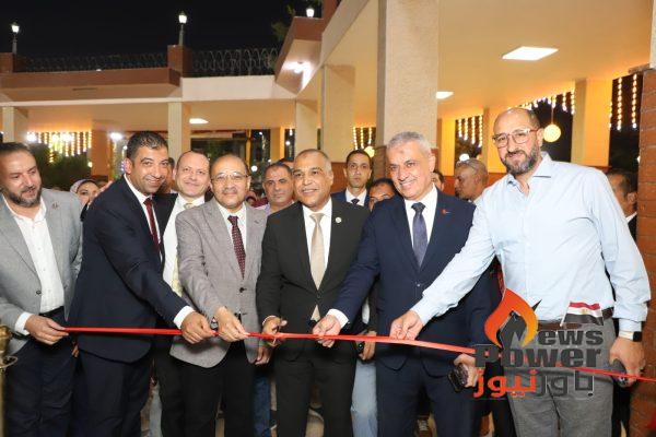 بالتقسيط وبأسعار مخفضة.. رئيس نقابة البترول ورئيس مصر للبترول يفتتحان معرض المستلزمات المدرسية لأبناء العاملين