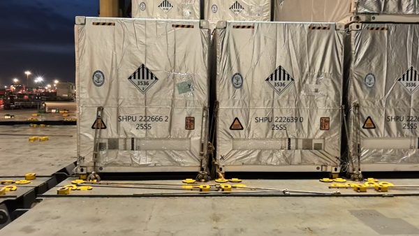 موانئ المنطقة الاقتصادية تستقبل وحدات تخزين الطاقة البطاريات بميناء الأدبية.