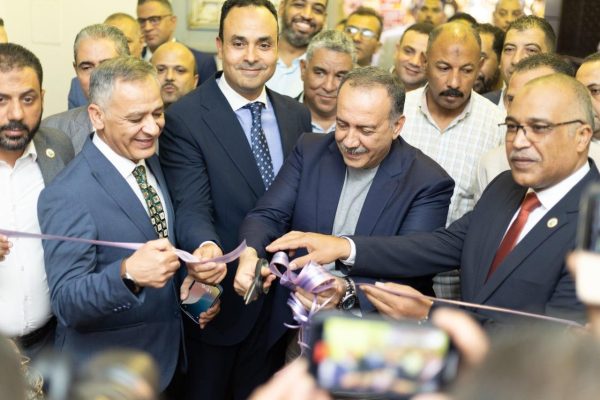 محافظ أسيوط ونقيب البترول ورئيسى أسيوط و النيل للبترول يفتتحون معرض المستلزمات المدرسية للعاملين بقطاع البترول بالمحافظة