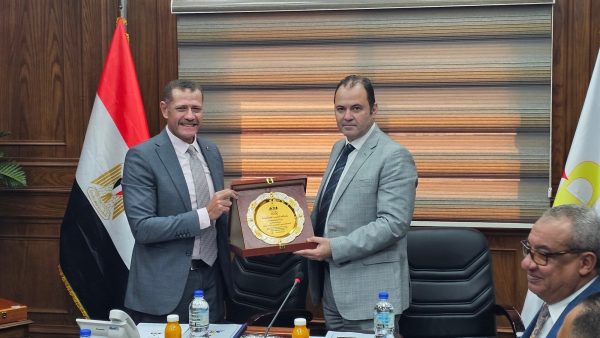 مطاوع يسلم أسامة رئاسة بترومنت في حضور مجلس الإدارة 