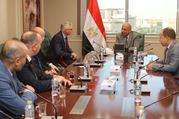 وزير الكهرباء يبحث التعاون مع 