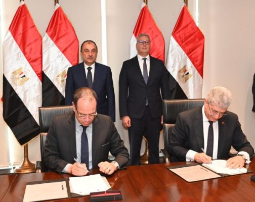 وزيرا قطاع الأعمال والبترول يشهدان توقيع عقد بين 