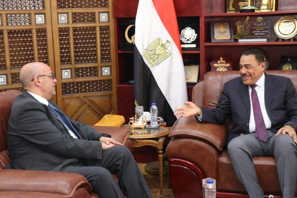 رئيس شركة خالدة للبترول يتفقد حقول السلام ويؤكد: 