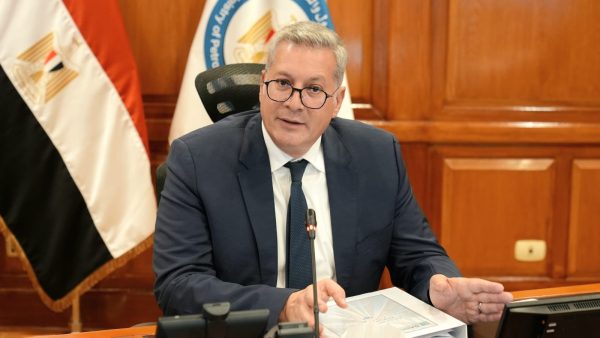 وزير البترول يتفقد حقول شمال سيناء