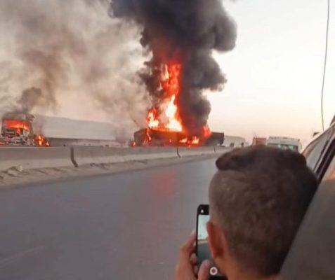 حريق سيارة مواد بترولية يوقف حركة المرور على الطريق الإقليمي