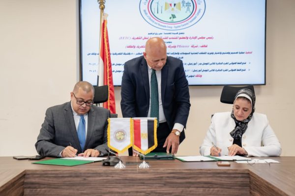 منى رزق توقع عقدا مع تحالف Pfisterer - ميراج لتوريد ملحقات معدنية وعوازل لربط محطة العاشر بالشبكة القومية