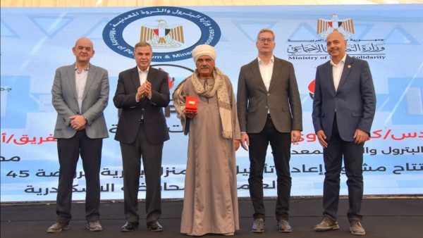 وزير البترول ومحافظ الإسكندرية يفتتحان مشروع تطوير احدي قري المنطقة الجغرافية