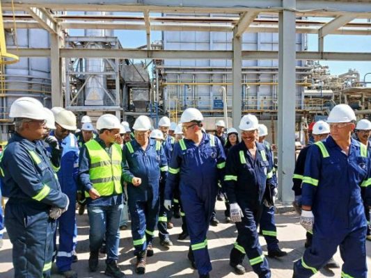 رئيس هيئة البترول يتفقد وحدات شركة الإسكندرية للبترول
