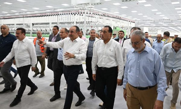 ضمن المشروع القومي لتطوير صناعة الغزل والنسيج رئيس الوزراء يتفقد مصنع 