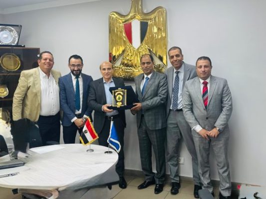 هيئة البترول وبتروتريد يكرمان رئيس الادارة المركزية لجمارك السويس