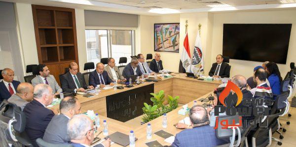 شيمى يجتمع برؤساء شركات 