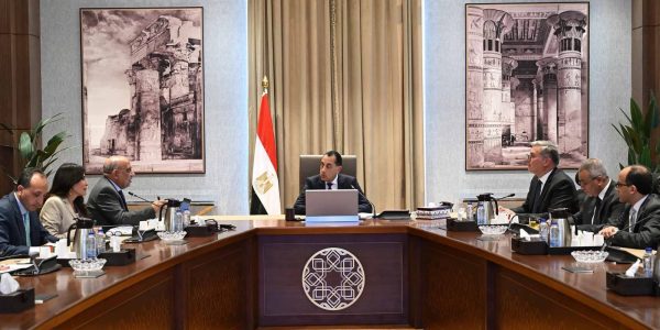 رئيس الوزراء يتابع مع وزيرى البترول و الكهرباء الموقف التنفيذي لمشروعات الطاقات المتجددة