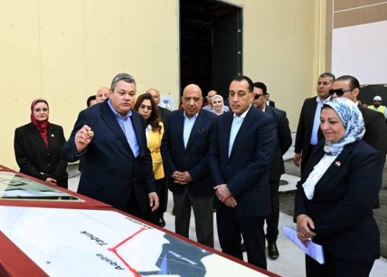 رئيس الوزراء يتابع ميدانياً مراحل الاختبار والتشغيل التجريبي لمحطة الربط الكهربائي المصري السعودي العملاقة بمدينة بدر