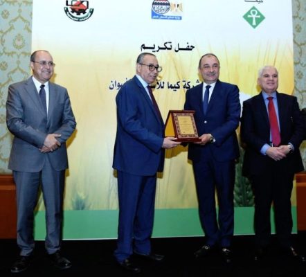 وزير قطاع الأعمال العام يكرم المهندس حسن عبد العليم رئيس شركة حلوان للأسمدة تقديرًا لجهوده في صيانة 