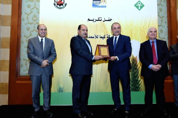 وزير قطاع الأعمال العام يكرم المهندس خالد إبراهيم رئيس شركة إنبي تقديرًا لإسهاماته في صيانة 