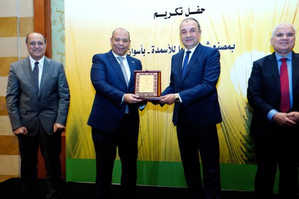 وزير قطاع الأعمال العام يكرم المهندس محسن قطب رئيس شركة 