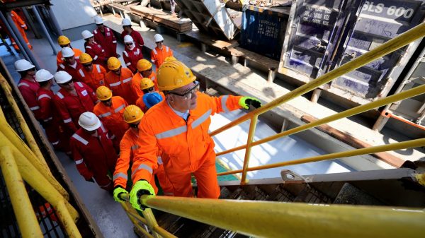 بدوي يتفقد الحفار البحري 