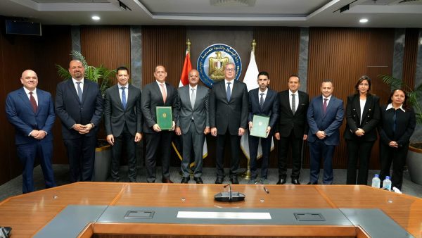 بدوي يشهد توقيع عقد أعمال الحفر بين بي بي وفالاريس لخمس آبار جديدة للغاز بالبحر المتوسط