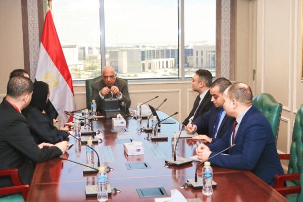 وزير الكهرباء يبحث مع شركة 
