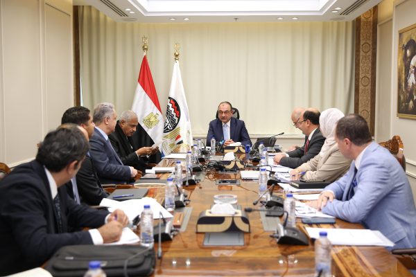وزير قطاع الأعمال العام يبحث مع مجموعة 