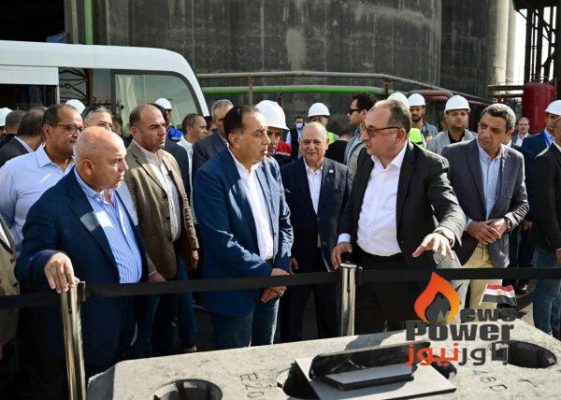 رئيس الوزراء يتفقد مراحل الإنتاج بمصنع الشركة المصرية لبلوكات الأنود الكربونية بالسخنة