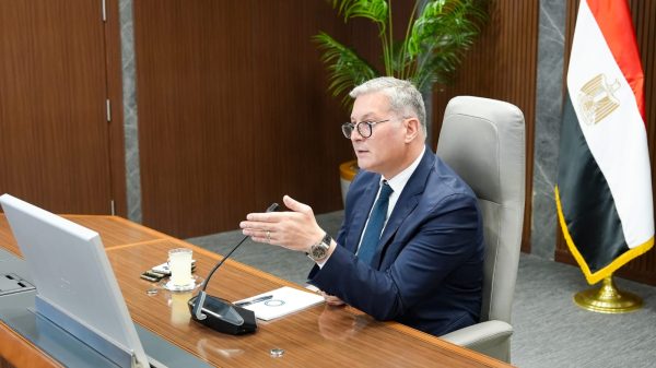 عاجل .. وزير البترول يصل مبني هيئة البترول ويعقد عدد من الاجتماعات