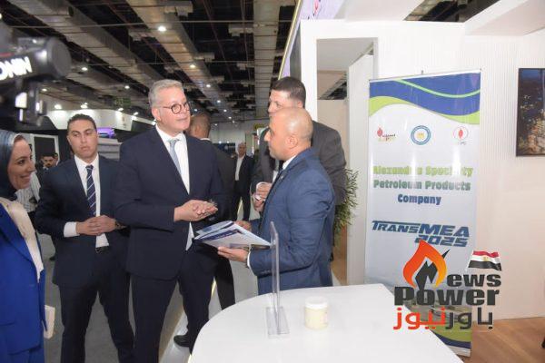 بدوى يتفقد جناح شركة اسبك بمعرض الصناعة و النقل الذكى