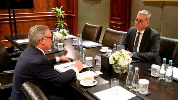 وزير البترول يدعو شيفرون للتوسع في استثمارات البحث والاستكشاف بالبحر الأحمر